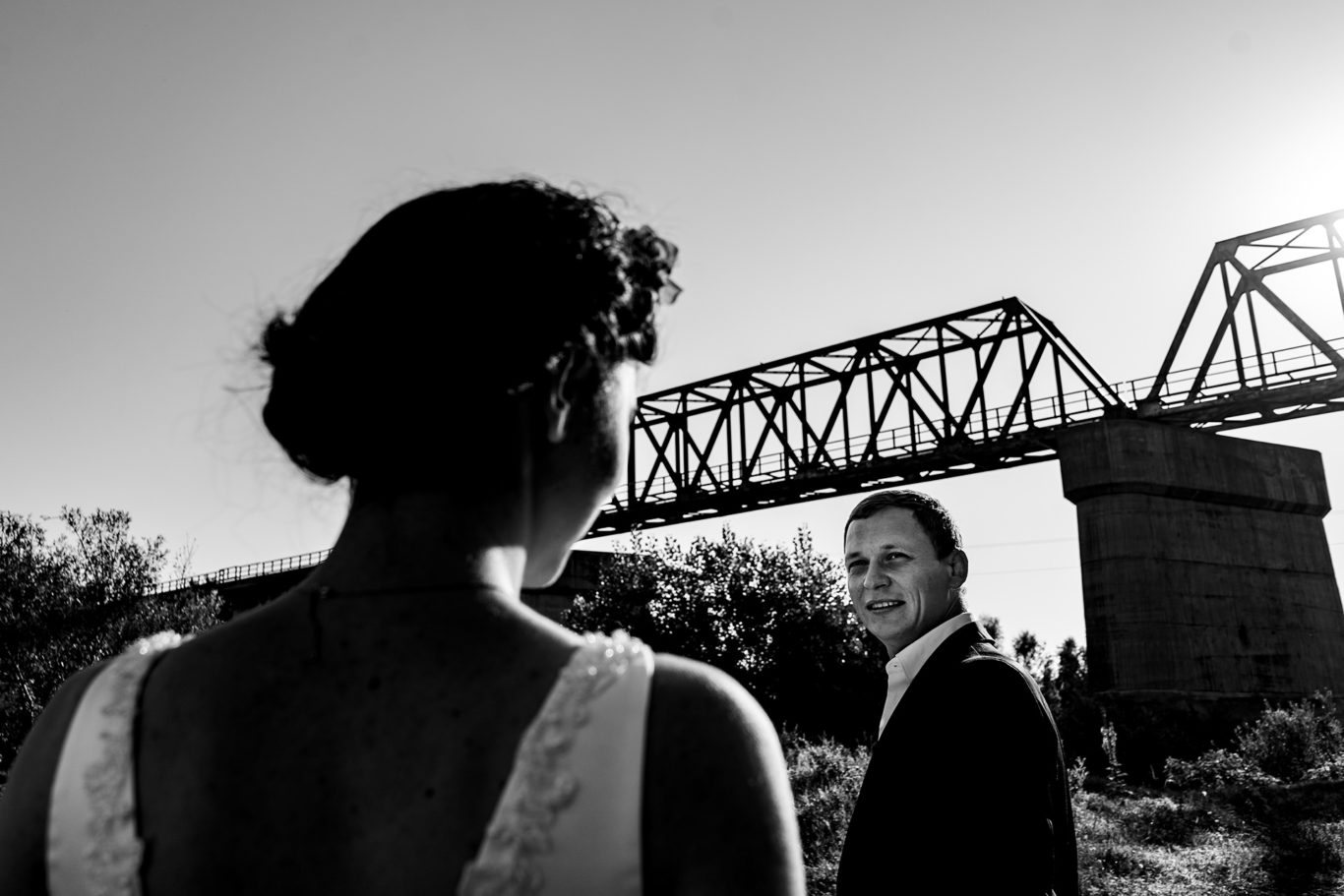 Portret de mire dupa nunta alb-negru